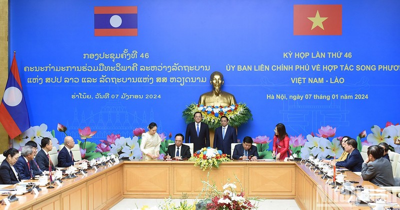 越老双边合作政府间委员会第46次会议的合作纪要签订仪式。