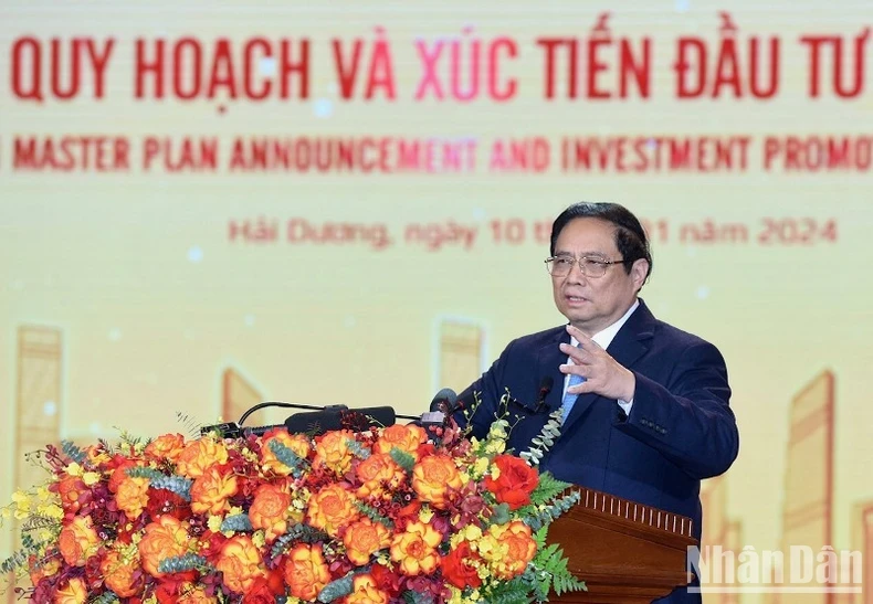 越共中央政治局委员、政府总理范明正在会议上发表讲话。