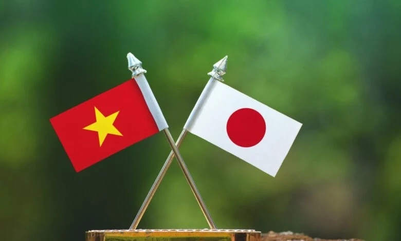日本国旗和越南国旗。
