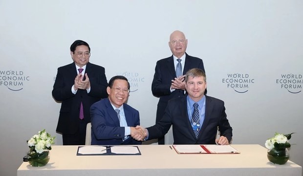 胡志明市人民委员会主席潘文买与世界经济论坛签署合作协议。（图片来源：越通社）