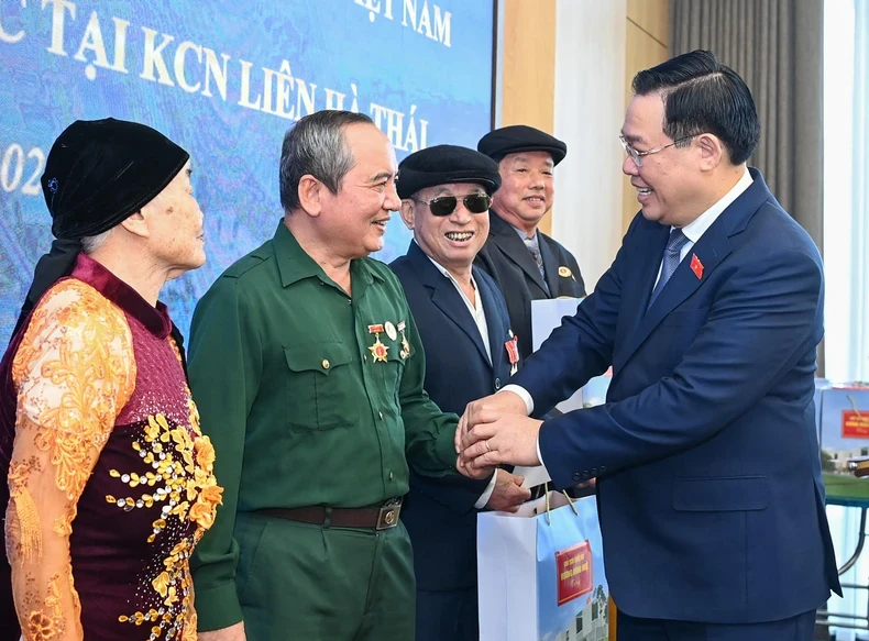 越南国会主席看望慰问太平省贫困工人和优抚家庭。