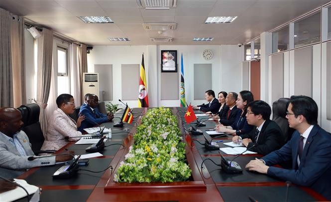 越南国家副主席武氏映春会见了东道国乌干达议会议长安妮塔·安内特·阿姆。