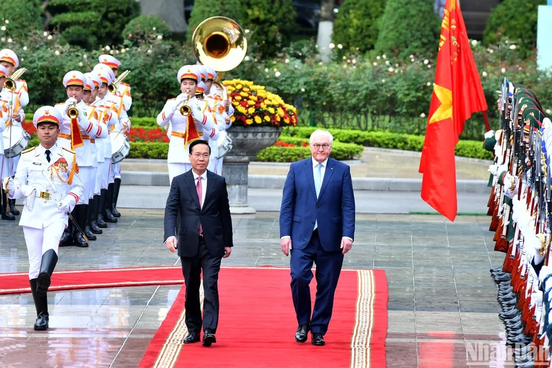 越南国家主席武文赏举行仪式 欢迎德国总统施泰因迈尔访问越南。