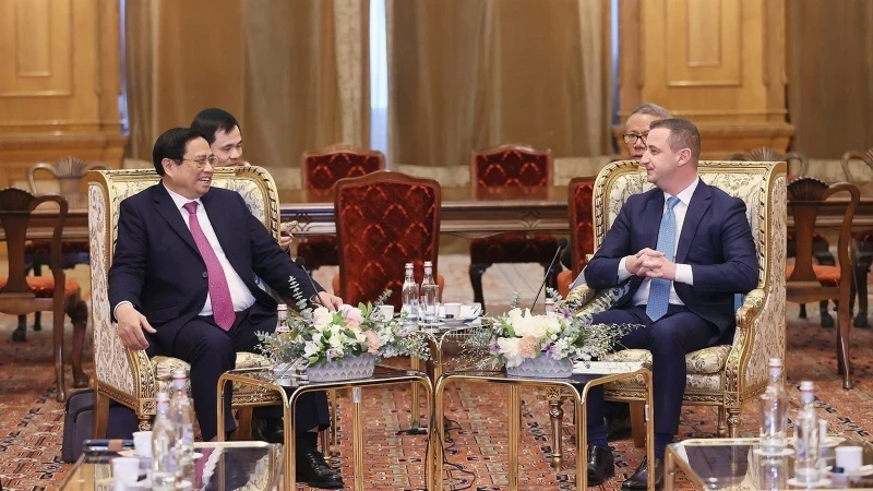越南政府总理范明正会见罗马尼亚众议院议长阿尔弗雷德·西蒙尼斯。