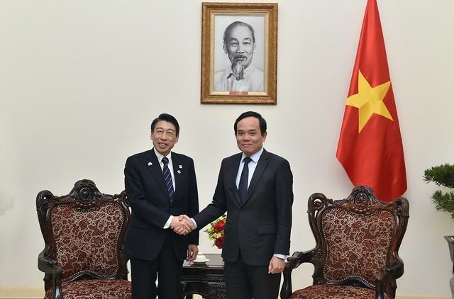 越南政府副总理陈流光会见日本福冈市知事。（图片来源：VGP）