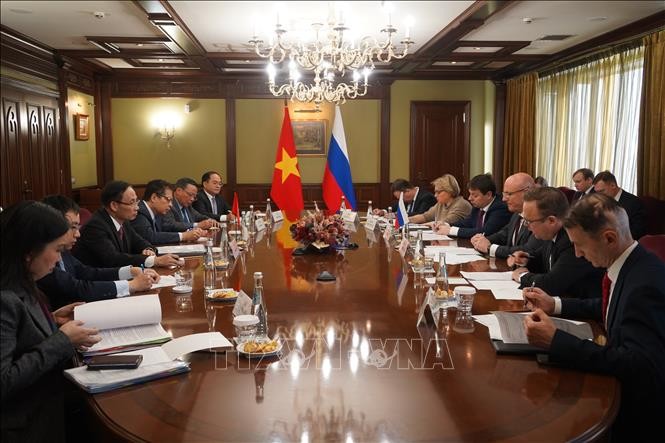 黎怀忠先生会见俄罗斯副总理德米特里·切尔内申科。（图片来源：越通社）