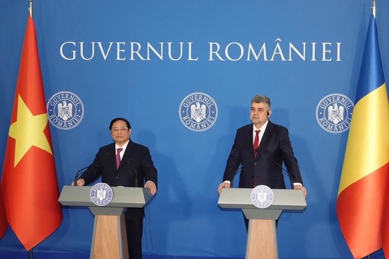 越南政府总理范明正与罗马尼亚总理马切尔·乔拉库。
