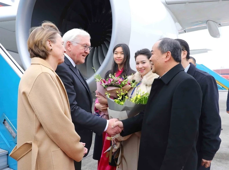 国家主席办公厅主任黎青海在内排国际机场迎接德国总统施泰因迈尔和夫人。