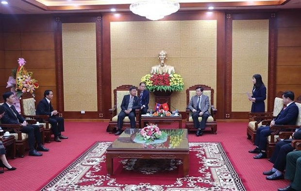 老挝华潘省副省长普潘·科翁赛走访和平省并向该省党委、政府和各民族同胞拜年。