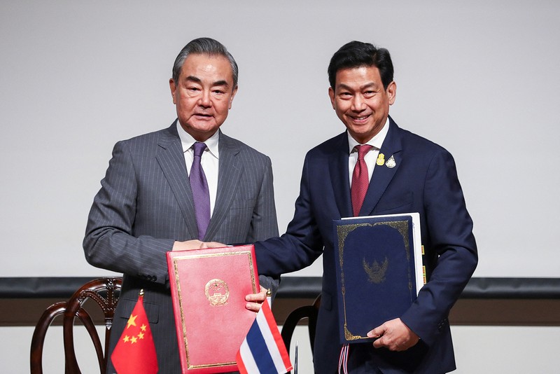 中国外交部部长王毅与泰国外交部部长帕恩普里·巴希达·努卡拉签署互免签证协定。（图片来源：路透社）