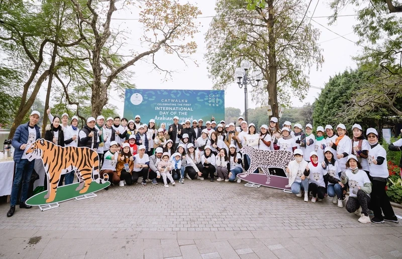 各国驻越南河内外交官走上街头呼吁保护珍稀动物。（图片来源：越通社）