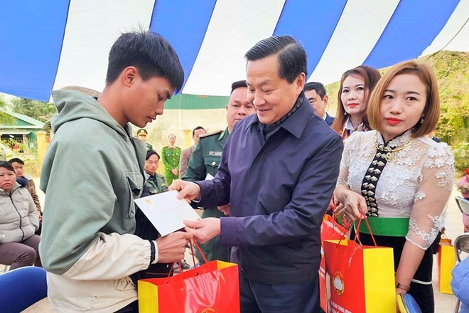 越南政府副总理黎明慨向奠边省困难群众赠送慰问品。