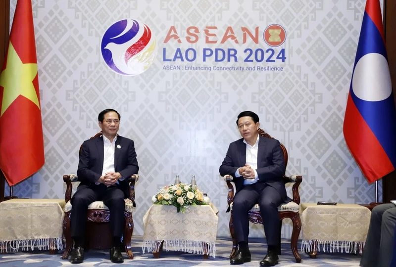 越南外交部部长裴青山与老挝外交部长沙伦塞·贡马西。