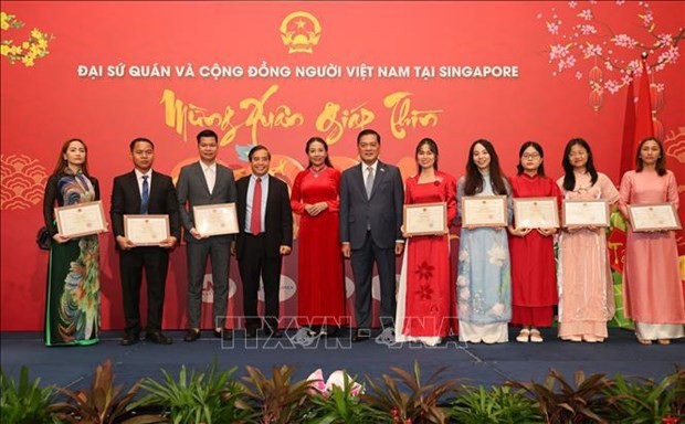 越南驻新加坡大使梅福勇向为优秀越南人和越南留学生授予奖状。