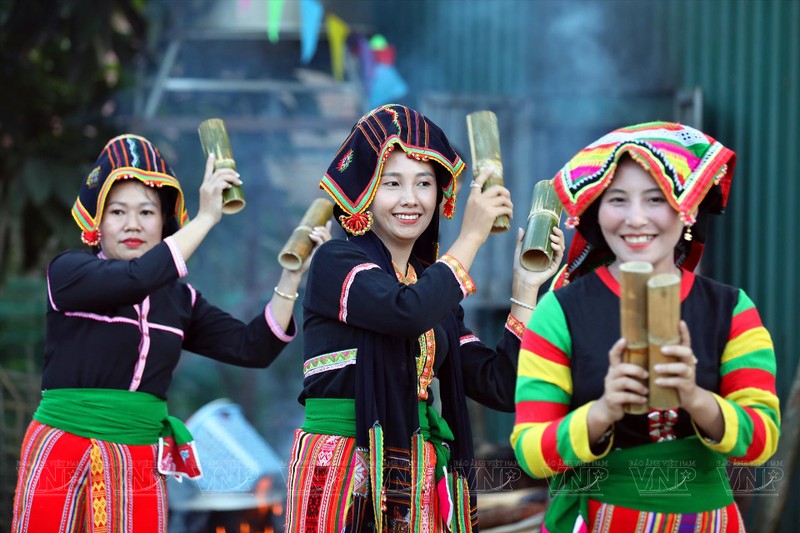 贡族姑娘表演本民族的传统舞蹈。（图片来源：越通社）