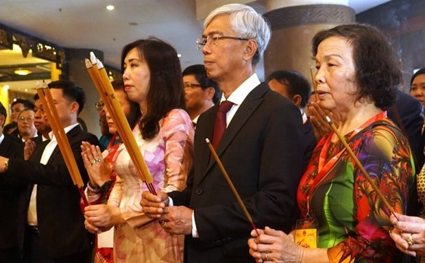 海外越南人代表在守德市隆平郡民族历史文化公园雄王纪念区参加上香仪式。（图片来源：越通社）