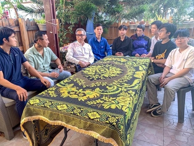 越南驻以色列大使李德忠（左三）走访慰问旅居以色列越南人社群代表。（图片来源：越通社）
