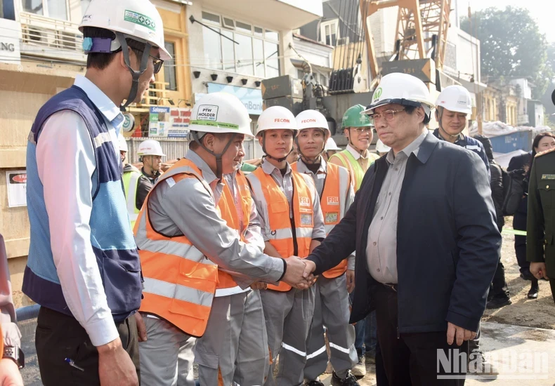范明正总理视察呠-河内站城铁建设投资项目S12车站施工现场。（陈海 摄）