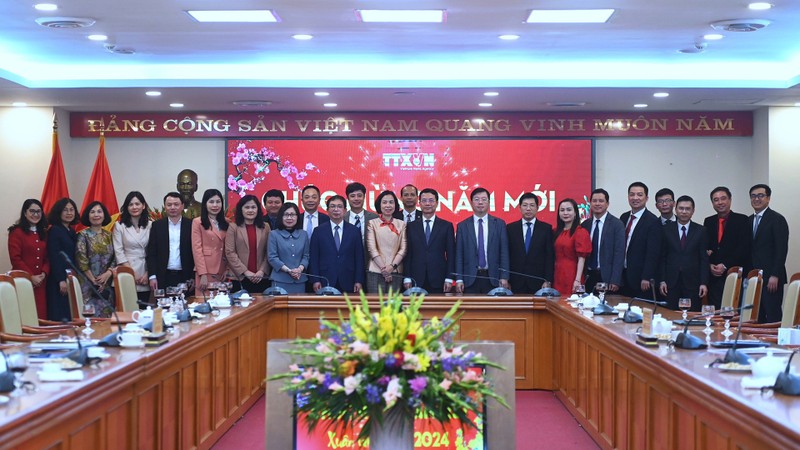 越南通信传媒部部长阮孟雄走访慰问到越南通讯社。