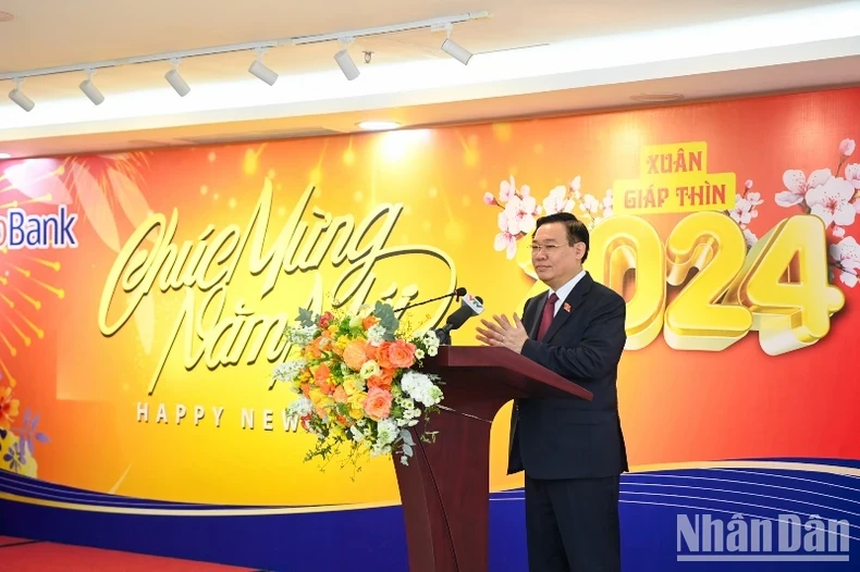 越南国会主席王廷惠莅临越南合作社银行开展走访慰问活动。