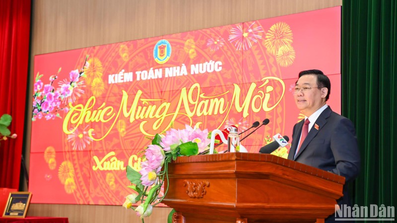 越南国会主席王廷惠新春走访越南国家审计署。