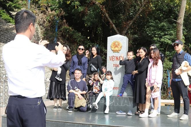 游客参观谅山省友义国际口岸1116号界碑。（图片来源：越通社）
