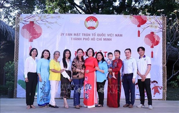 老挝和柬埔寨留学生与他们的越南干妈和干爸合影。