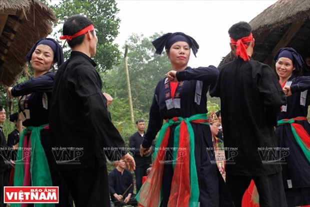  叁泽族在稻米节的传统民间舞蹈。（图片来源：《越南画报》）