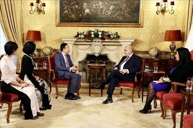 马耳他总统乔治·维拉在圣安东宫会见越南驻意大利大使兼马耳他大使杨海兴。（图片来源：越通社）