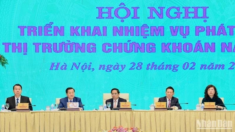 政府总理范明正在政府总部主持召开2024年证券市场发展任务部署会议。