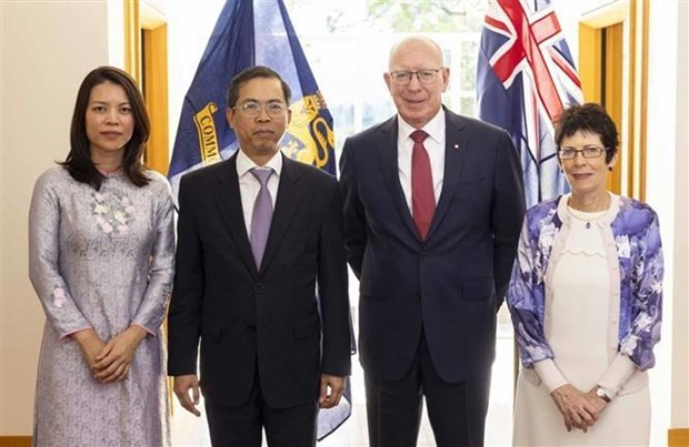 越南驻澳大利亚大使范雄心及夫妇同澳大利亚总督赫尔利及夫妇合影留念。