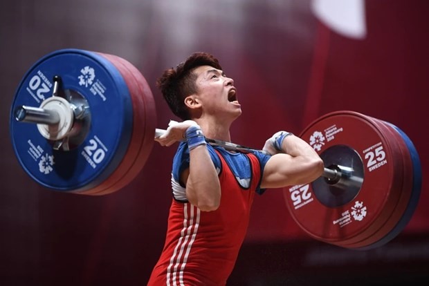 举重运动员郑文荣在2024亚洲举重锦标赛男子61公斤级比赛中获得铜牌。