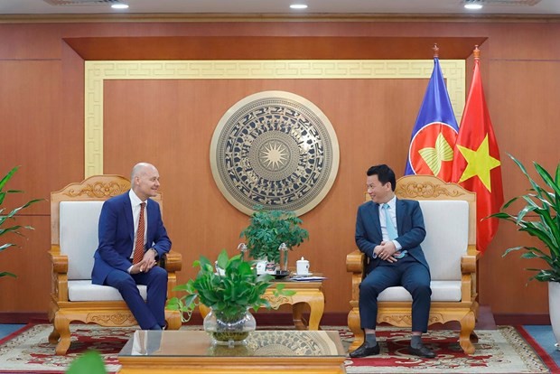 越南自然资源与环境部长邓国庆和荷兰驻越南大使基斯·范巴尔。