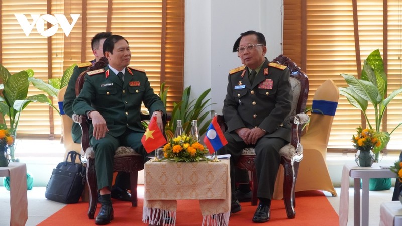 阮新疆上将（左）会见占沙蒙·占雅拉大将。（图片来源：越南之声）