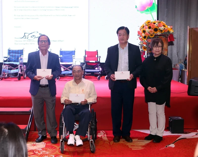 日本社会贡献基金向岘港市残疾人赠送轮椅。（图片来源：越通社）