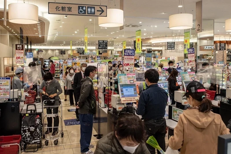 人民在日本东京的一家超市购物。 （图片来源：法新社）