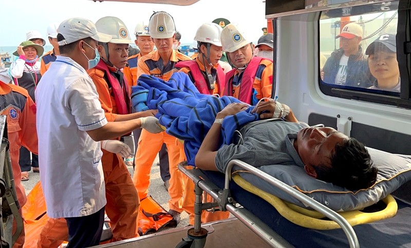 在海上遇险的船员黄明仁先生安全送往岘港。