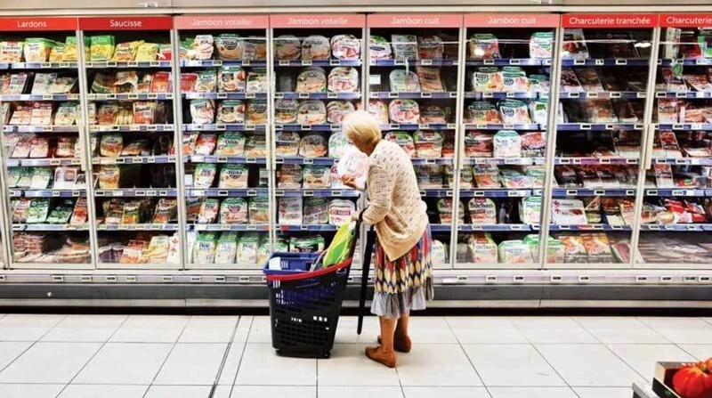 人民在法国尼斯市的一家超市购物。（图片来源：路透社）