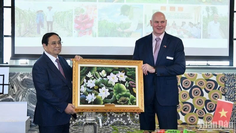 越南总理范明正向新西兰粮食和作物研究中心赠送纪念品。