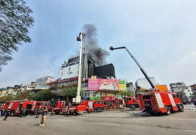 位于河内市栋多郡坞椰（Ô Chợ Dừa）路的一栋高层民房发生火灾。