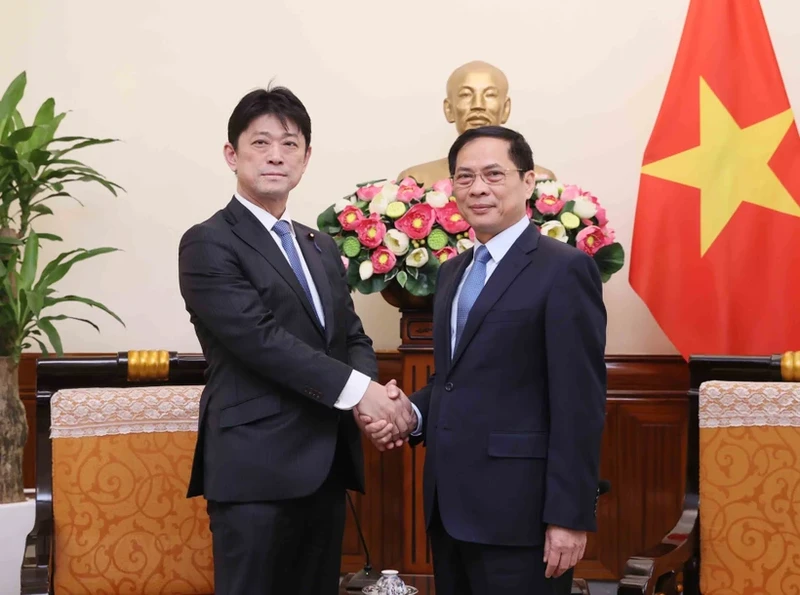 越南外交部长裴青山会见日本外务省副大臣、众议员高村正彦。（图片来源：越通社）