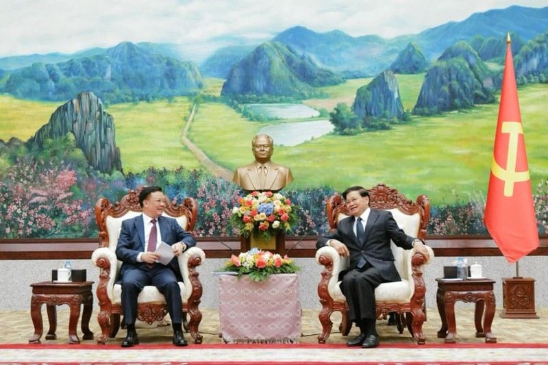 老挝人民革命党中央总书记、国家主席通伦·西苏里会见河内市委书记丁进勇。（图片来源：新河内报）