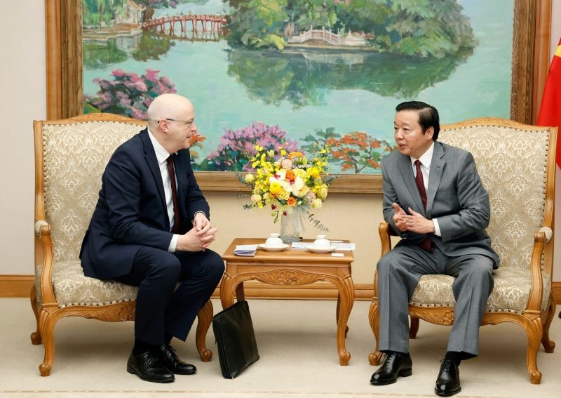 越南政府副总理陈红河会见芬兰驻越南特命全权大使科欧·诺万托。