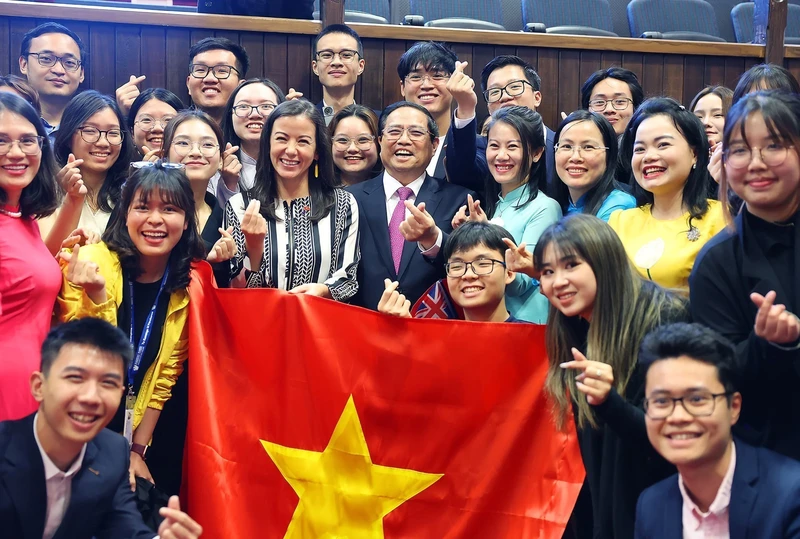 范明正总理与惠灵顿维多利亚大学越南留学生合影。