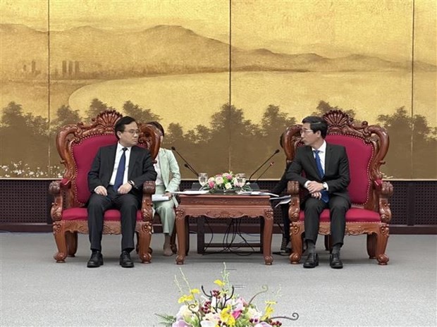 岘港市人民委员会副主席陈志强（右）与中国山东省副省长宋军继。