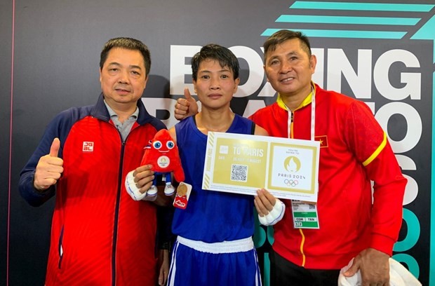 越南女拳击手阮氏金映（中间）为越南体育代表团拿到第五张巴黎奥运会入场券。（图片来源：新河内报）