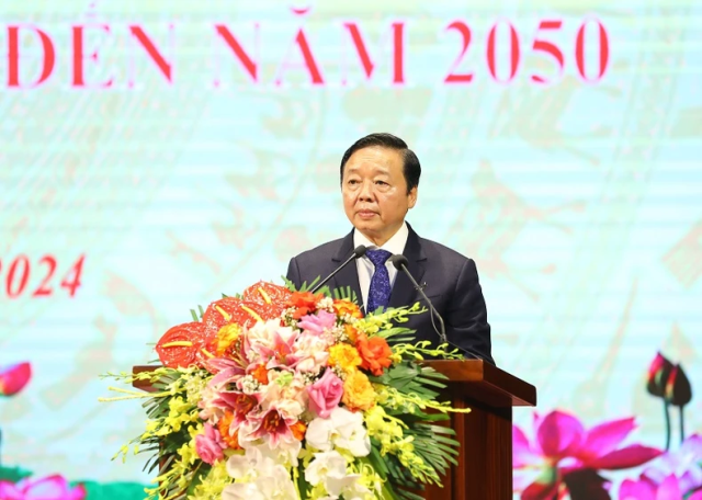 越南政府副总理陈红河在会上发表讲话。