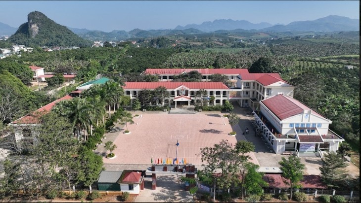 高峰县民族寄宿制中学。