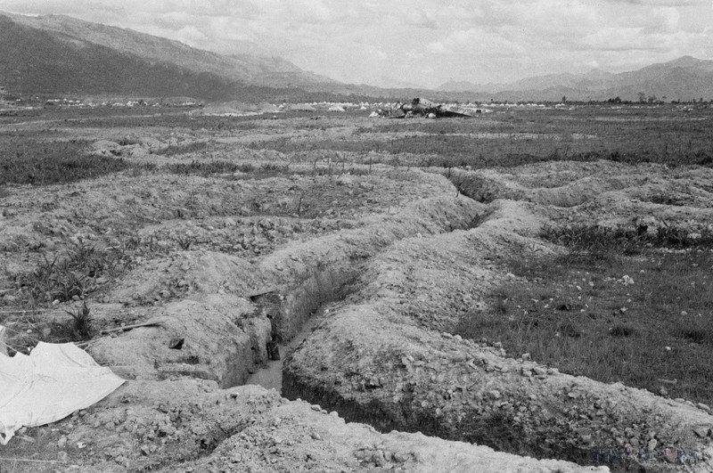 我军的交通壕将孟青机场切成两半，为突击战士消灭敌人提供便利条件。（图片来源：越通社）