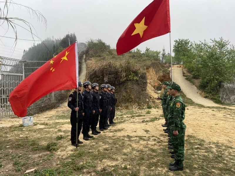越南河江省边防与中国猛硐边防和边境派出所开展边境巡逻活动。